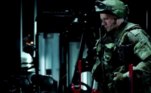 Então, como forma de apaziguar a opinião pública, o governo lançou essa campanha publicitária de recrutamento militar, que é a maior e mais elaborada desde o início da ofensiva russa, em fevereiro de 2022. Em Moscou, propagandas se espalham por outdoors em rodovias, vitrines e pontos de ônibus, todos promovendo um 'trabalho honrado e salários decentes'
