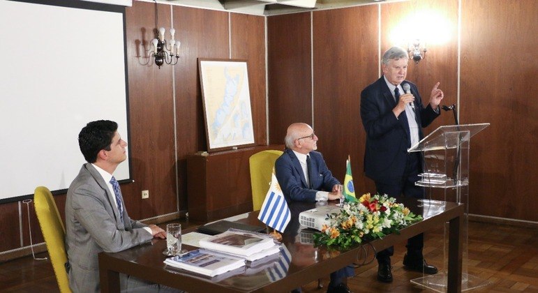 Senador Luis Carlos Heinze (em pé) apresenta projeto na Embaixada do Uruguai no Brasil