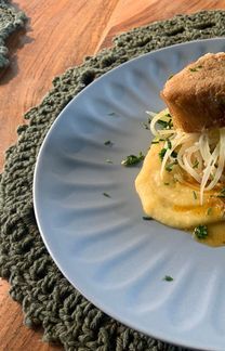 Aprenda a fazer espaguete de mamão verde com polenta cremosa e requeijão de raspa (Reprodução/ Gabriel Rodrigues)