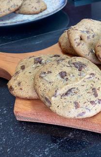 Aprenda a fazer cookies crocantes com gotas de chocolate (Reprodução/ Camila Cambraia)