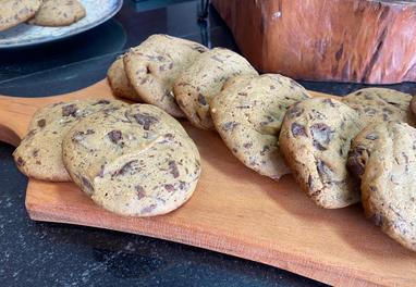Aprenda a fazer cookies crocantes com gotas de chocolate (Reprodução/ Camila Cambraia)