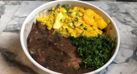Receita é acompanhada de farofa de ovos