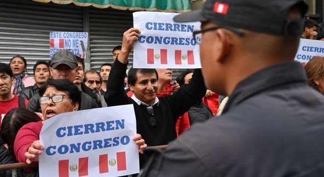 Manifestantes defendem o fechamento do Congresso peruano
