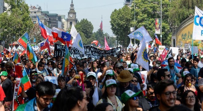 No último mês, centenas de milhares de chilenos foram às ruas para protestar contra o governo