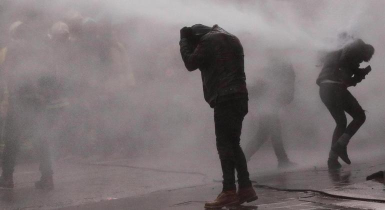 Polícia tentou dispersar manifestantes com jatos de água