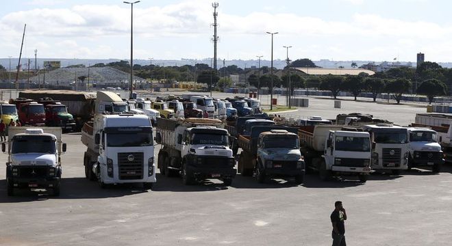 Protesto ocorre após aumento de diesel anunciado na sexta pela Petrobras