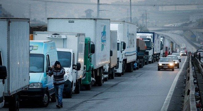 Caminhões parados no km 280 da Régis Bittencourt, em Embu das Artes (SP)