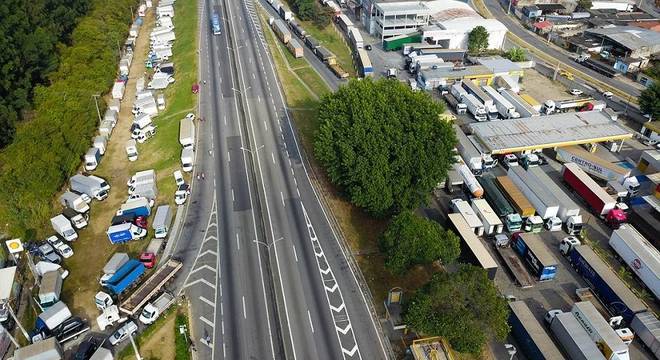 Caminhoneiros protestam na rodovia Presidente Dutra, em Jacareí (SP)