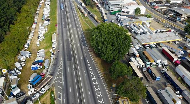 Protestos de caminhoneiros seguem pelo sétimo dia consecutivo neste domingo