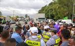 A Polícia Militar tentou negociar a liberação de faixas ao trânsito e evitar o bloqueio total das vias