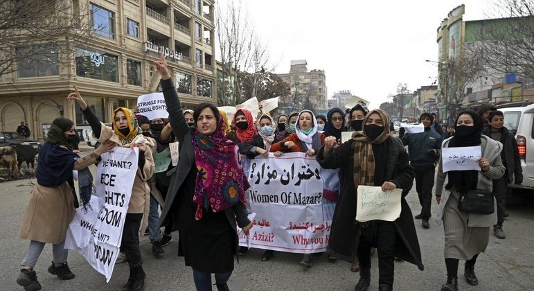 Grupo com 20 mulheres marchou em direção à Universidade de Cabul, na capital afegã