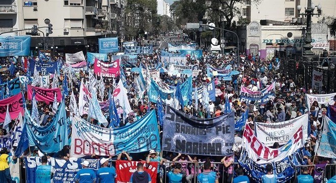 Argentinos protestam diante do Senado, pedindo aprovação da lei