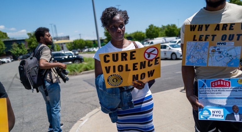 Manifestantes pedem o fim dos massacres com armas de fogo nos EUA