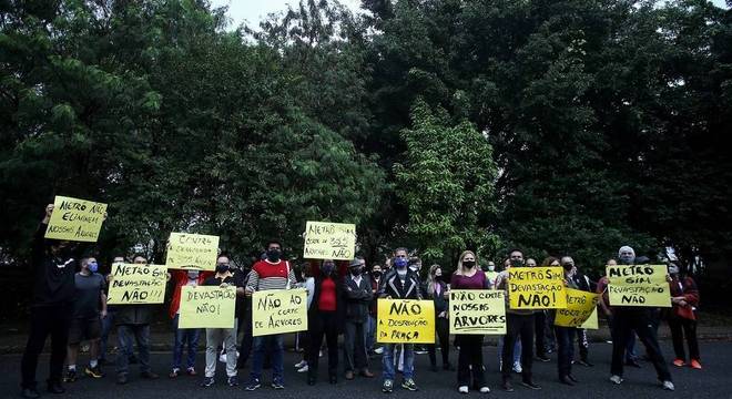Protesto contra retirada de 350 árvores nativas adia obra do Metrô