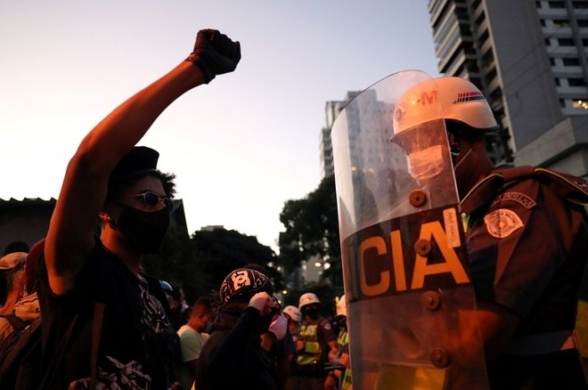 Manifestantes e policiais ficam frente a frente em São Paulo