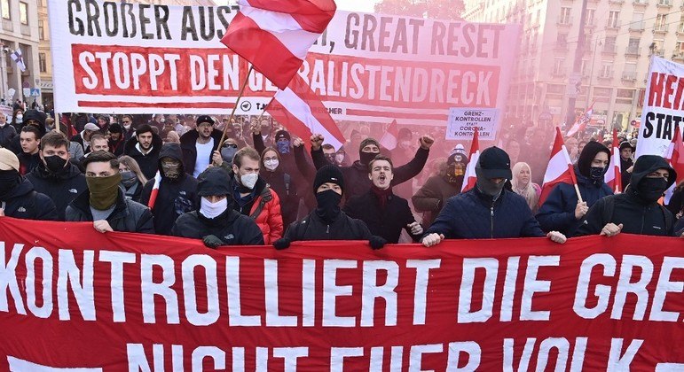 Austríacos protestam contra vacinação obrigatória no país 