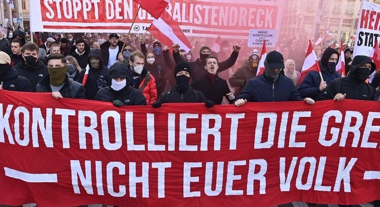 Manifestantes protestaram no último sábado (20) contra novas medidas do governo austríaco