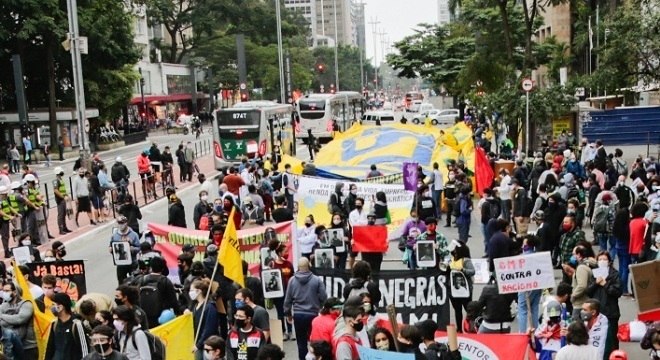 Em São Paulo, torcidas organizadas se reuniram para protestar contra o governo