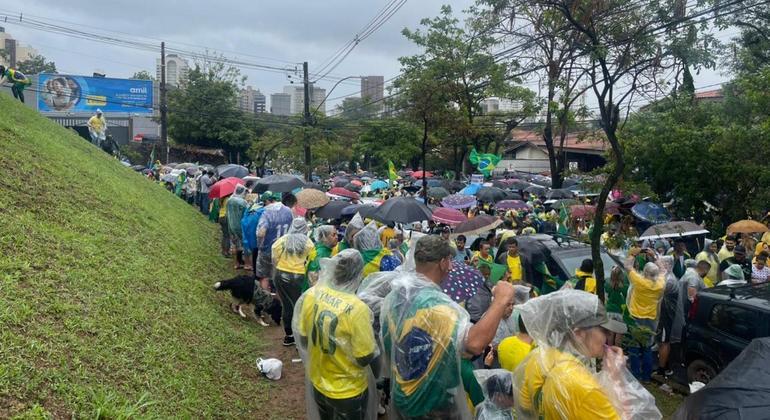 Em Belo Horizonte, um grupo protesta em frente ao Comando da 4ª Região Militar