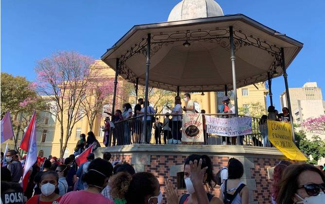 Em Belo Horizonte (MG), a manifestação começou na Praça da Liberdade, na região Centro-Sul. Um boneco inflável de 13 metros, com uma caricatura do presidente Jair Bolsonaro foi levado para o local. Os manifestantes também levaram cartazes e faixas com palavras de ordem contra o governo federal e questionaram ações tomadas pela gestão Bolsonaro no combate à pandemia
