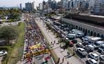  Imagem aérea registrada com drone mostra manifestantes seguindo em passeata pela Avenida Paulo Fontes durante protesto contra o presidente Jair Bolsonaro, no centro de Florianópolis, na manhã deste sábado (3). Eles pediram o afastamento do presidente, relembraram as mais de 500 mil vidas perdidas para a Covid-19 e cobraram por vacinação. A concentração do ato se deu na praça Tancredo Neves. Por volta das 10h30 eles saíram em caminhada pelas principais ruas da região central da capital catarinense. A passeata seguiu em direção a Ponte Hercílio Luz e foi encerrada por volta de 12h30