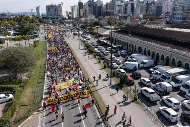  Imagem aérea registrada com drone mostra manifestantes seguindo em passeata pela Avenida Paulo Fontes durante protesto contra o presidente Jair Bolsonaro, no centro de Florianópolis, na manhã deste sábado (3). Eles pediram o afastamento do presidente, relembraram as mais de 500 mil vidas perdidas para a Covid-19 e cobraram por vacinação. A concentração do ato se deu na praça Tancredo Neves. Por volta das 10h30 eles saíram em caminhada pelas principais ruas da região central da capital catarinense. A passeata seguiu em direção a Ponte Hercílio Luz e foi encerrada por volta de 12h30