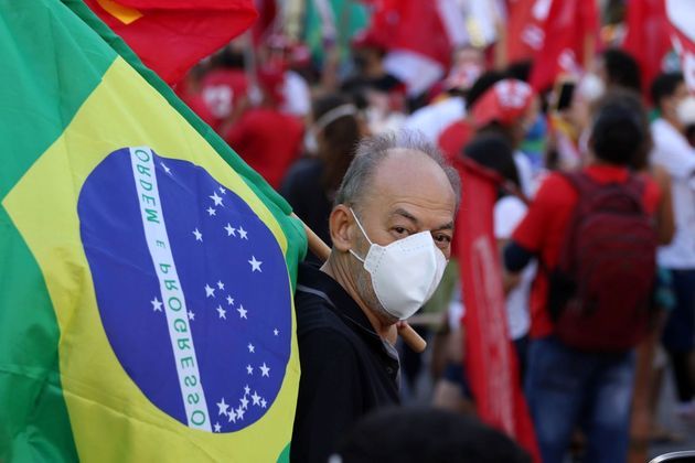 Já em Fortaleza, os manifestantes se reuniram na Praça Portugal, no bairro da Aldeota. O movimento foi organizado pela Frente Brasil Popular, Frente Povo Sem Medo, e Fórum Sindical, Popular e de Juventudes de Luta pelos Direitos e pelas Liberdades Democráticas