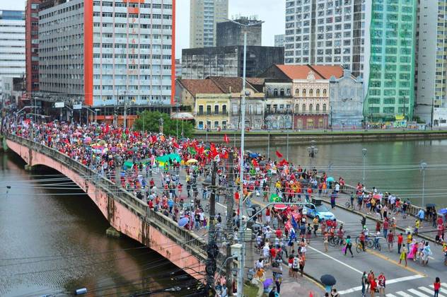 PE - PROTESTO/BOLSONARO/RECIFE - GERAL - Manifestantes pedem o impeachment do presidente Jair Bolsonaro em passeata realizada na região central do Recife, na manhã deste sábado (3). O ato foi convocado por movimentos sociais e estudantis, partidos políticos e centrais sindicais, que pediram também vacinação contra a Covid-19 e testagem em massa da população. A concentração ocorreu às 9h na Praça do Derby, de onde saíram em caminhada por volta das 10h, em direção à Avenida Conde da Boa Vista, chegando à Ponte Duarte Coelho por volta das 11h. Por volta das 12h, a manifestação foi encerrado e as pessoas dispersaram. 