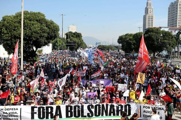 Milhares de manifestantes contrários ao governo do presidente Jair Bolsonaro realizam uma caminhada pela Avenida Presidente Vargas, principal via da região central do Rio de Janeiro, neste sábado, 3 de julho de 2021. O ato, que começou por volta de 11h, integra uma série de manifestações convocadas pelo País. O protesto faz críticas à condução do governo no enfrentamento da pandemia. Mas também traz uma pauta diversificada, com demandas sociais e econômicas, inclusive contra a privatização da Eletrobras e da Cedae, a companhia de saneamento do Estado do Rio