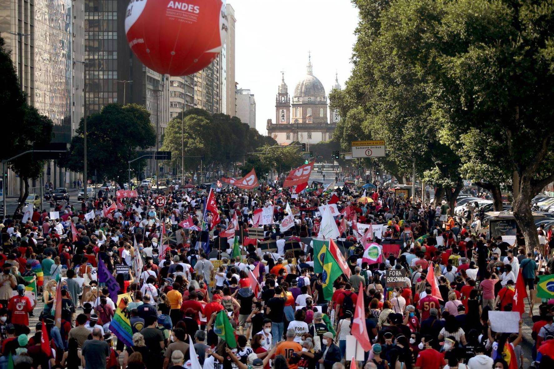 Manifestantes pedem saída de Bolsonaro e vacinas contra Covid-19