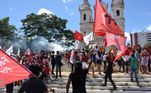 Manifestantes saíram em caminhada na manhã deste sábado (03) no centro de Teresina (PI), defendendo mais vacinas e a o impeachment do presidente da República, Jair Bolsonaro (sem partido). O ato teve início na Praça Rio Brando, de onde os manifestantes saíram por ruas e avenidas até a concentração final na Praça da Liberdade, ao lado da Igreja São Benedito