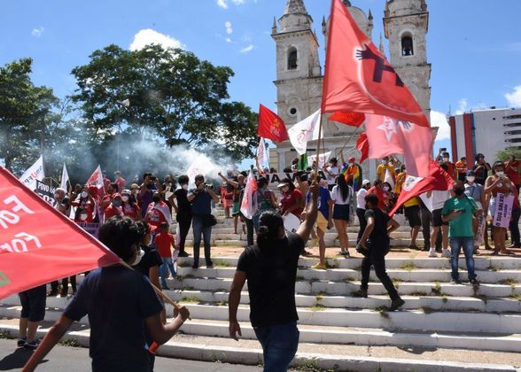 Manifestantes saíram em caminhada na manhã deste sábado (03) no centro de Teresina (PI), defendendo mais vacinas e a o impeachment do presidente da República, Jair Bolsonaro (sem partido). O ato teve início na Praça Rio Brando, de onde os manifestantes saíram por ruas e avenidas até a concentração final na Praça da Liberdade, ao lado da Igreja São Benedito