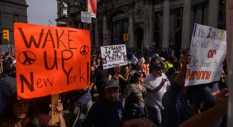 Manifestantes escreveram em cartazes que obrigatoriedade de vacinação é 'tirania'
