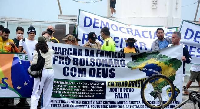 Apoiadores do presidente protestam em Copacabana