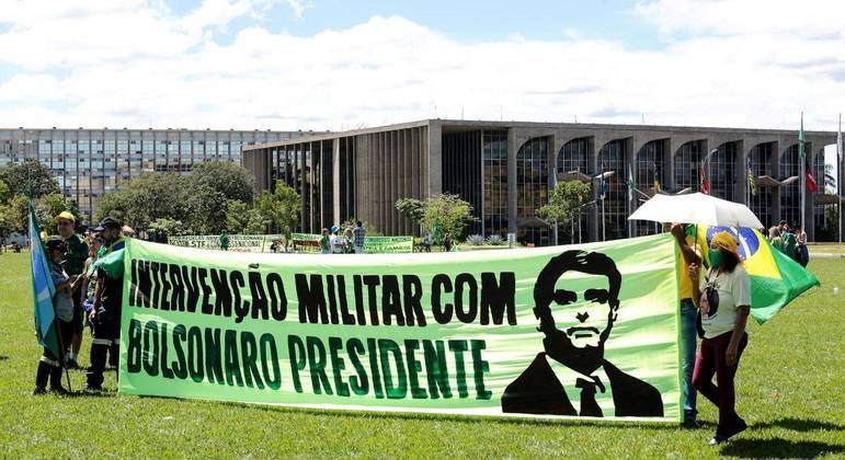 Faixa em Brasília pede intervenção militar, o que é inconstitucional