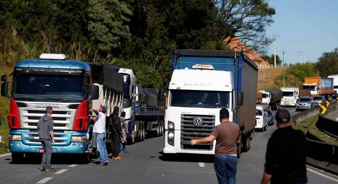 Rodovias federais enfrentam protestos de caminhoneiros pelo segundo dia consecutivo