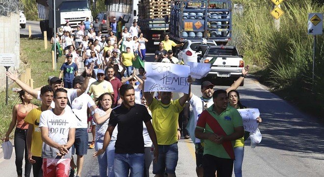 Manifestantes protestam hoje na Refinaria Gabriel Passos, em Betim (MG)