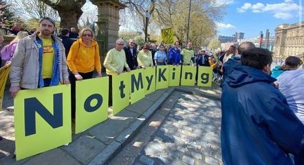 Antimonarquistas protestam em Liverpool; letras formam a frase 'Not my king' (Não é meu rei)