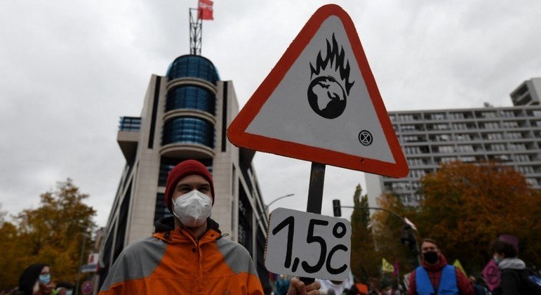 Manifestante faz alerta sobre o aquecimento global
