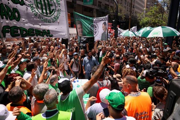  Os manifestantes se reuniram no Obelisco de Buenos Aires, um monumento histórico da capital argentina. Apesar de ter conquistado seu lugar na cidade ao longo dos anos, inicialmente o cartão-postal enfrentou muita resistência e hoje é palco de manifestações populares
