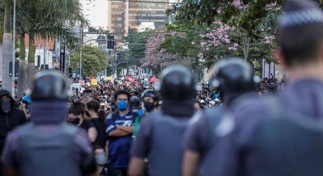 Grupo de manifestantes durante ato pró-democracia em São Paulo