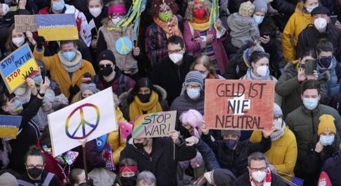 Em Colônia, na Alemanha, manifestantes pedem paz e o fim da invasão da Ucrânia