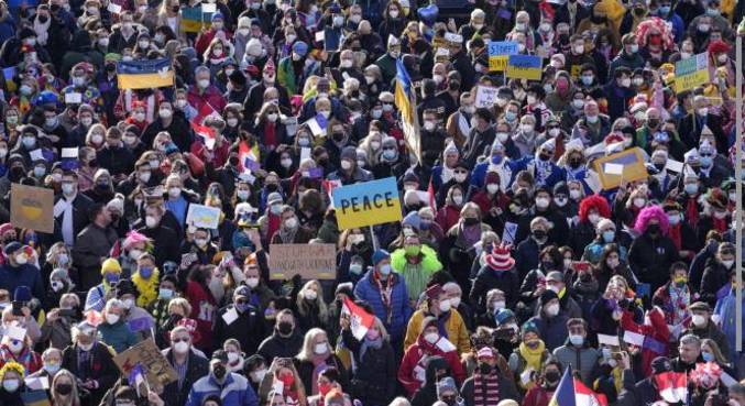 Manifestantes pedem paz e o fim da ofensiva russa na Ucrânia, em Colônia, na Alemanha