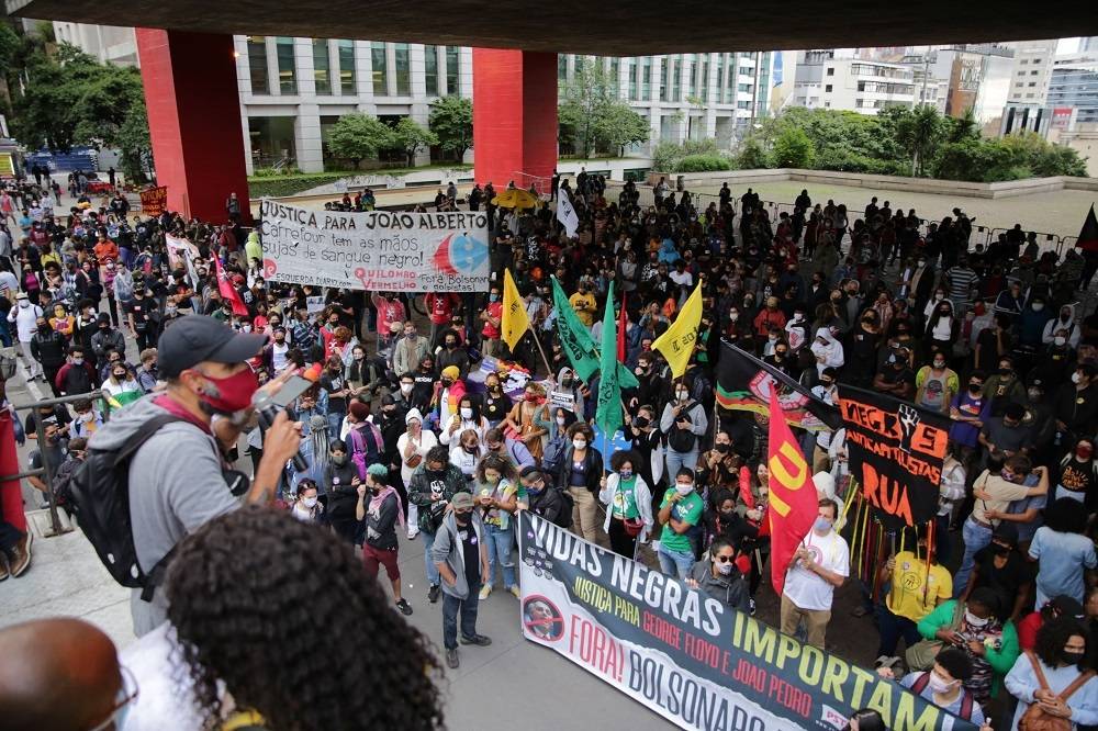 Manifestantes invadem Carrefour em SP durante protesto contra morte no RS -  20/11/2020 - UOL Notícias