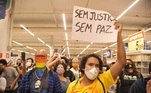 Protesto contra o assassinato de João Alberto, espancado até a morte por seguranças do Carrefour em Porto Alegre (RS)