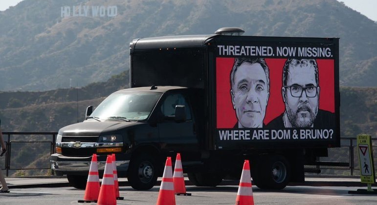 Caminhão com painel eletrônico estampa os rostos de Bruno Araújo e Dom Phillips em Los Angeles