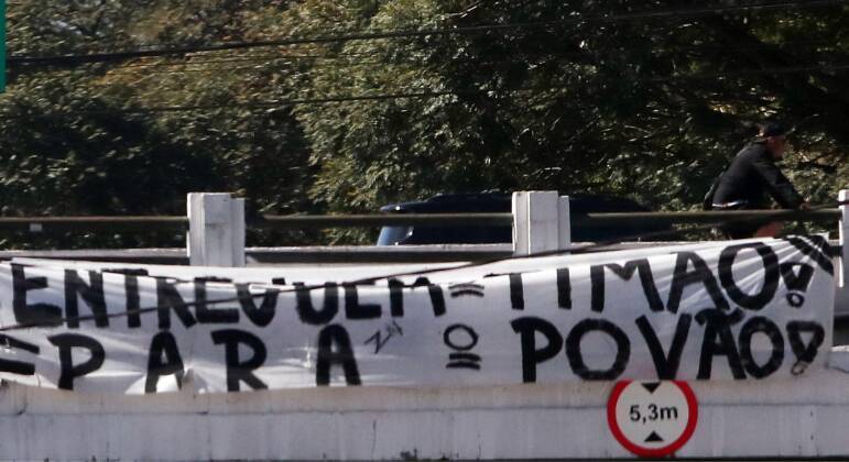 No período da madrugada, uma faixa foi colocada na entrada do Parque São Jorge, sede do Corinthians, e outras foram penduradas em pontes da capital paulista. Entre as mensagens estão 