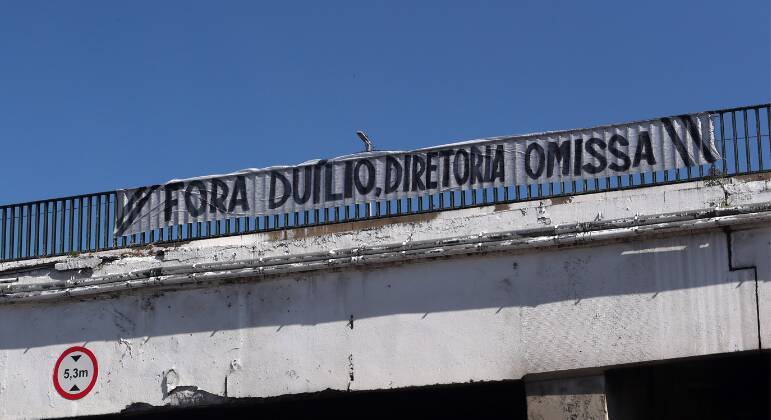 Torcedores do Corinthians promoveram um protesto contra a diretoria nesta terça-feira (4). Faixas pedindo a saída do presidente Duilio Monteiro Alves foram erguidas em diversos pontos de São Paulo. Manifestações também ocorreram em outras cidades do país, como em Brasília, e no exterior