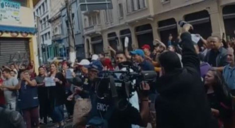 Moradores e lojistas foram para o meio da rua em manifestação contra a insegurança no centro de SP
