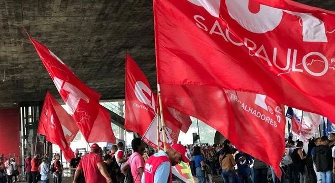Sindicalistas se reúnem no vão do Masp, nesta segunda-feira (3)
